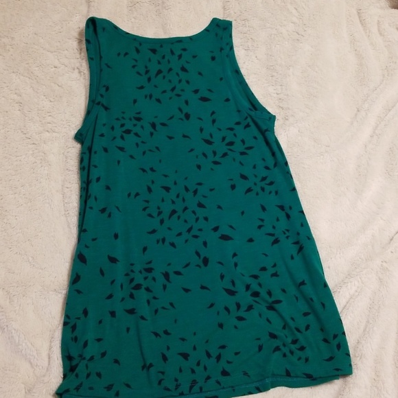 Sleeveless top! - Picture 4 of 4